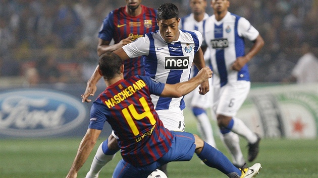 Javier Mascherano z Barcelony brání Hulka z FC Porto.