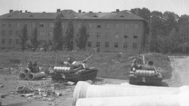 Srpen 1968 v Liberci. Snímek z dneního námstí Edvarda Benee zachytil sovtský tank ped radnicí. Dnes u paty radnice (na snímku za tankem) je malý památník v podob tankového pásu se jmény libereckých obtí invaze.