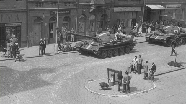 Srpen 1968 v Liberci. Snímek z dneního námstí Edvarda Benee zachytil sovtský tank ped radnicí. Dnes u paty radnice (na snímku za tankem) je malý památník v podob tankového pásu se jmény libereckých obtí invaze.
