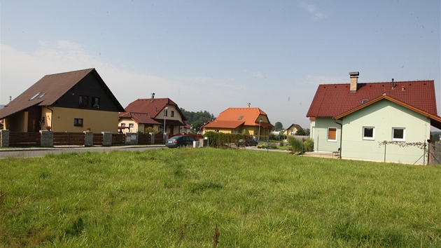 Ulice Nad Fojstvím v Zubří. Zde a v nedaleké Rožnovské ulici měly domky pro Ulice Nad Fojstvím v Zubří. Zde a v nedaleké Rožnovské ulici měly domky pro