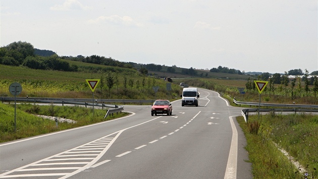 Na kiovatce u Bezmrova se protínají dálniní sjezd smrem na Kojetín a