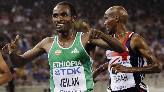 PRVNÍ DVA. Ibrahim Jeilan vyhrál bh na deset kilometr ped ruhým Mo Farahem