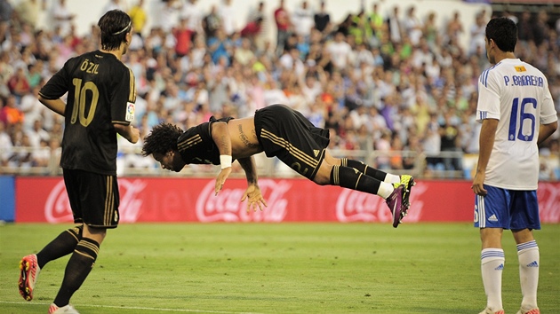 SALTO NA OSLAVU. Obránce Marcelo z Realu Madrid slaví svůj gól proti Zaragoze SALTO NA OSLAVU. Obránce Marcelo z Realu Madrid slaví svůj gól proti Zaragoze