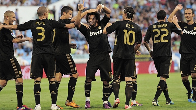A JEDEM. Fotbalisté Realu Madrid se radují z gólu do sít Zaragozy.