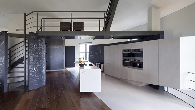 Prostoru dominuje obývací kuchyn v nejvyím pátém pate ve.