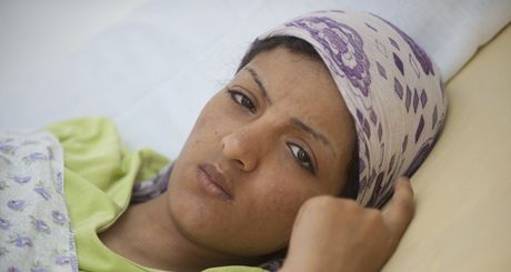 Devatenáctiletá Nisrín na nemocniním lku v Tripolisu (28. srpna 2011)