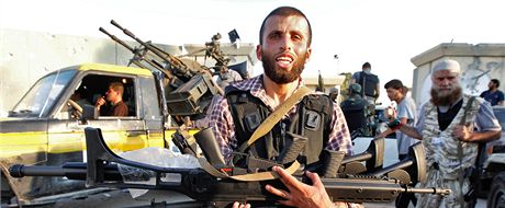 Libyjský rebel s ukoistnými nmeckými pukami G36 KV. (23. srpna 2011)