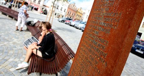 Zrezlé tabule s citáty Karla Havlíka Borovského na námstí v Havlíkov Brod.