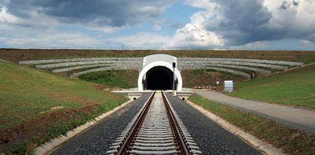 Plánovaný Chotýanský tunel u eských Budjovic má být nejdelím elezniním tunelem v esku. Dosud ale toto prvenství drí Bezenský tunel na Chomutovsku (na snímku).