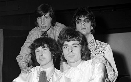 Pvodní sestava Pink Floyd (nahoe zleva Roger Waters, Syd Barrett, dole zleva