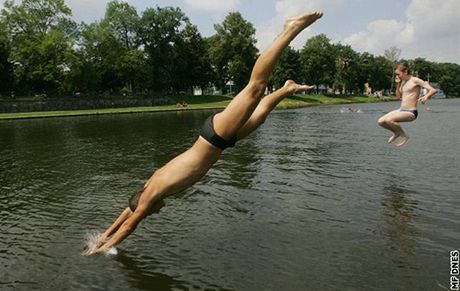 Stav vody se bude zejm v dalích dnech zhorovat. Pokud nezaprí, budou se mnoit jedovaté sinice.