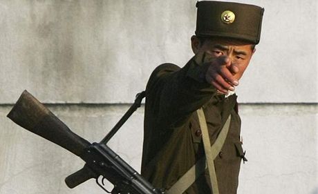 Severokorejtí vojáci steí hranici KLDR