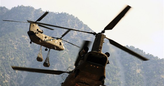Americké vrtulníky Chinook startují z pedsunuté základny v afghánské provincii