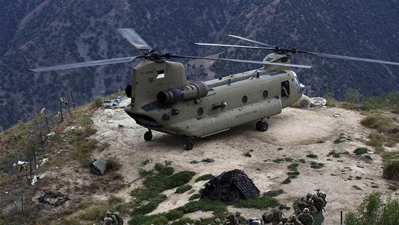 Z amerického vrtulníku Chinook vystupují erstvé posily pro pedsunutou