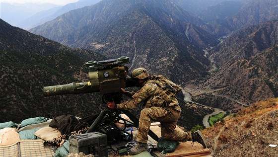 Americký pák obsluhuje raketový systém TOW na pedsunuté základn v afghánské
