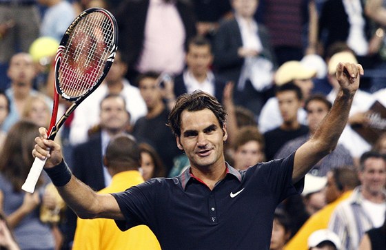 LEGENDA. výcarský tenista Roger Federer zdraví diváky noního zápasu na US