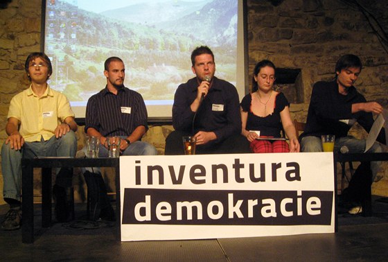 Tisková konference Inventury demokracie k vysvdení politikm ve studentském