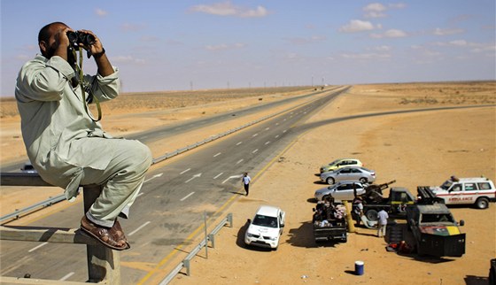 Libyjský povstalec sleduje checkpoint vzdálený asi asi 167 kilometr od Syrty