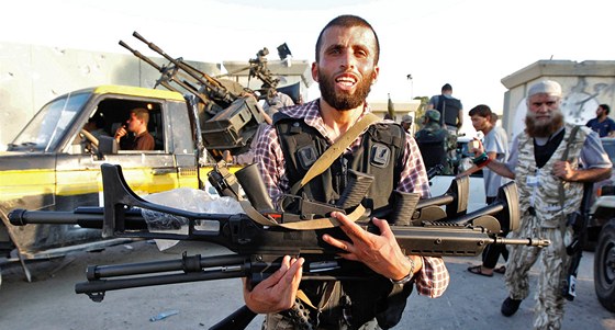 Libyjský rebel s ukoistnými nmeckými pukami G36 KV. (23. srpna 2011)