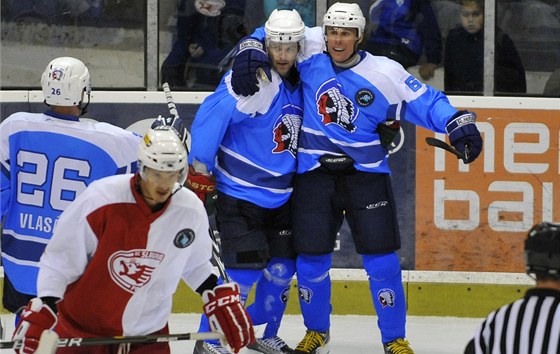MODRÁ VÍTZÍ. Plzetí hokejisté Radek Duda (vpravo) se stelcem druhého gólu