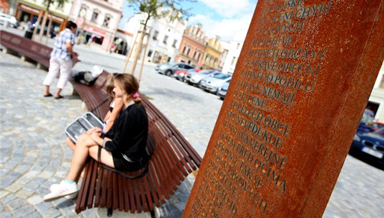 Zrezlé tabule s citáty Karla Havlíka Borovského na námstí v Havlíkov Brod.