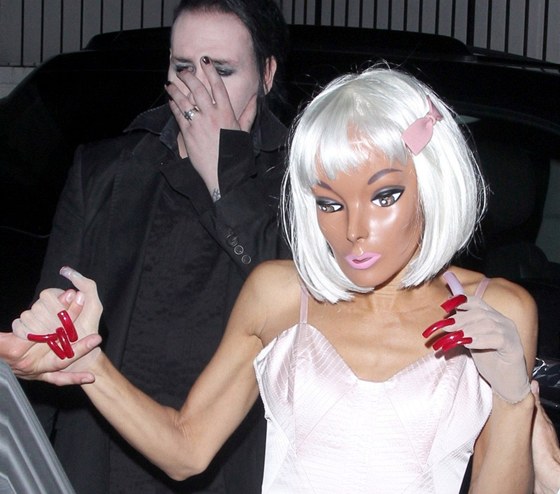 Marilyn Manson s partnerkou pevleenou za bizarní Barbie.
