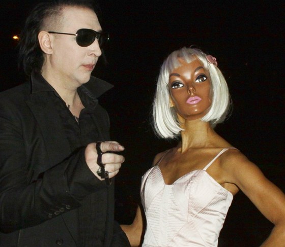 Marilyn Manson s partnerkou pevleenou za bizarn Barbie