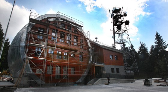 Hotel s restaurací ve tvaru obího sudu v Jemanicích