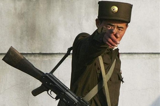 Severokorejtí vojáci steí hranici KLDR