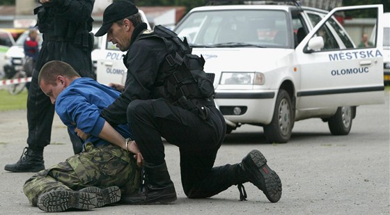 Stráníci nakonec museli agresivnímu cyklistovi nasadit pouta, pokouel se toti poniit vybavení nemocnice a napadl jednoho z nich. Ilustraní snímek.