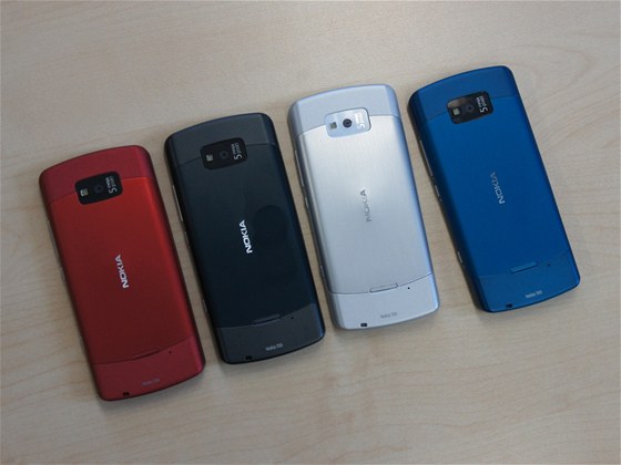 Nokia 700