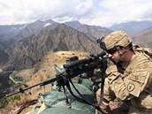 Americk vojk pozoruje rozeklan soutsky v afghnsk provincii Kunar (srpen