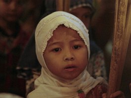 Íd al-fitr znamená v arabtin oslava peruení pstu. Je to zárove první den desátého msíce muslimského lunárního kalendáe avválu. Muslimské dti v Jakart slavily konec postního msíce s pochodnmi v rukou.