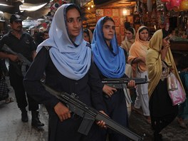 Píslunice pákistánské protiteroristické jednotky hlídkují v pedveer svátku