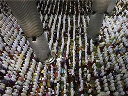 Naopak islámtí uenci v Indonésii urili zaátek svátku a na stedu, nkteí