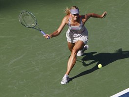 A NA KOLENA. Ruská tenistka Maria arapovová se sklání k úderu v zápase na US