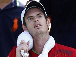 PAUZA. Britský tenista Andy Murray odpoívá v utkání prvního kola US Open, krk