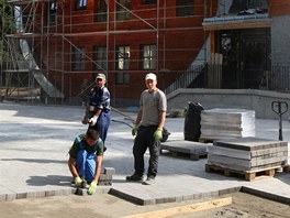 Dlnci finiuj se stavbou hotelu s restaurac ve tvaru obho sudu v