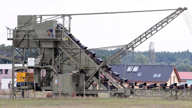 Stroj v pískovně ve Staré Boleslavi. Stroj v pískovně ve Staré Boleslavi.