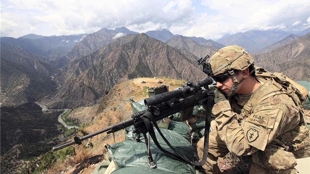 Americký voják pozoruje rozeklané soutsky v afghánské provincii Kunar (srpen