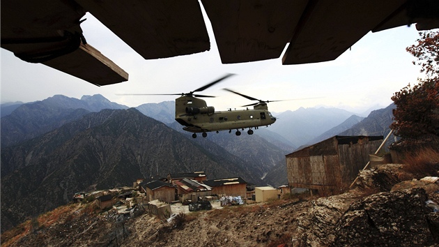 Americk vrtulnk Chinook startuje z pedsunut zkladny v afghnsk provincii Kunar (srpen 2011)