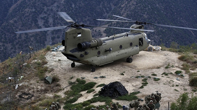 Z amerického vrtulníku Chinook vystupují erstvé posily pro pedsunutou