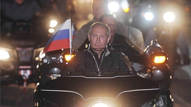 Ruský premiér Vladimir Putin na projíce se svými "bratry" (30. srpna 2011)