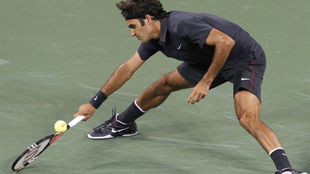 V NOUZI. výcaru Rogeru Federerovi se nedostává tak asto do úzkých, tady ho v