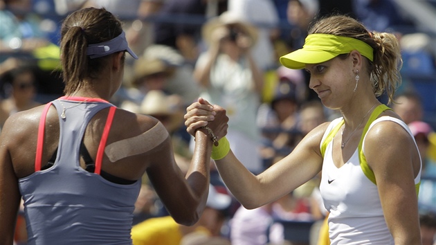 DOBE JSI HRÁLA. eská tenistka Lucie afáová pijímá gratulaci od Amerianky