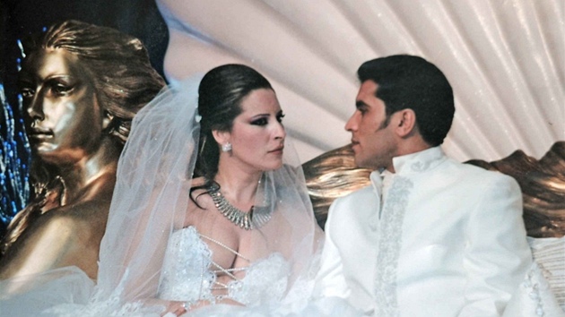 Aja Kaddáfiová na svatební fotografii se svým manelem