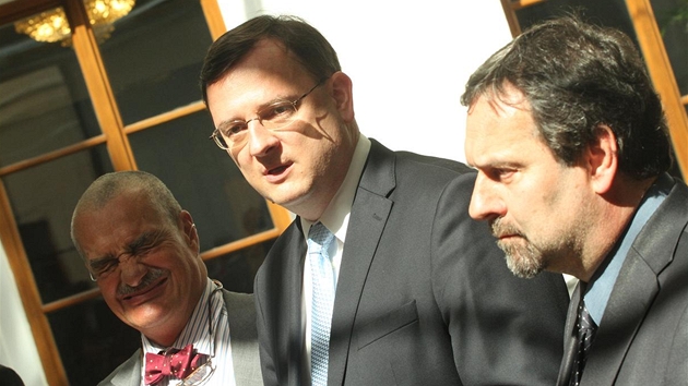 Karel Schwarzenberg, Petr Neas a Radek John na tiskové konferenci ve Snmovn
