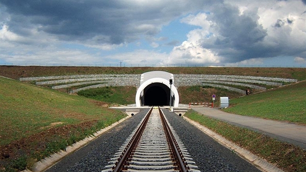 S délkou 1 758 metr je Bezenský tunel v souasnosti nejdelím elezniním...