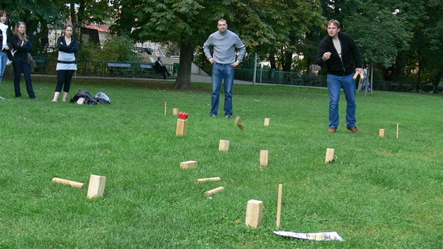 Momentka z turnaje v kubbu na Kampě. Momentka z turnaje v kubbu na Kampě.