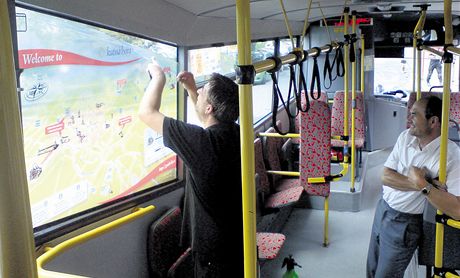 Orientaní plán Kutné Hory je na boním okn tí autobus, které jezdí pes